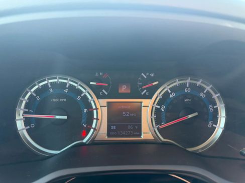 Used 2018 Toyota 4Runner SR5 AWD/4WD image 10