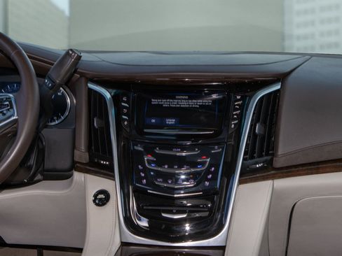 Used 2016 Cadillac Escalade Luxury image 18