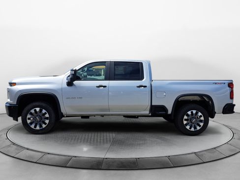 Used 2022 Chevrolet Silverado 2500 Custom w/ Custom Convenience Package AWD/4WD image 4