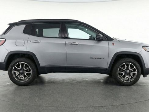 Used 2025 Jeep Compass Trailhawk AWD/4WD image 11