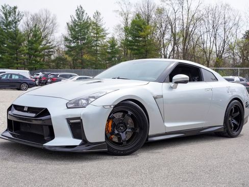 Used 2010 Nissan GT-R Premium AWD/4WD image 2