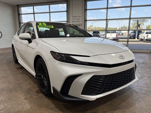 Used 2025 Toyota Camry SE FWD image 4