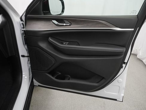 New 2026 Jeep Grand Cherokee Altitude AWD/4WD image 33