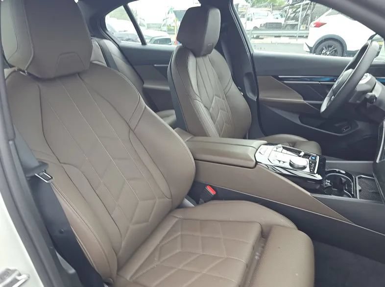 Used 2025 BMW i5 eDrive40i w/ Premium Package RWD image 6