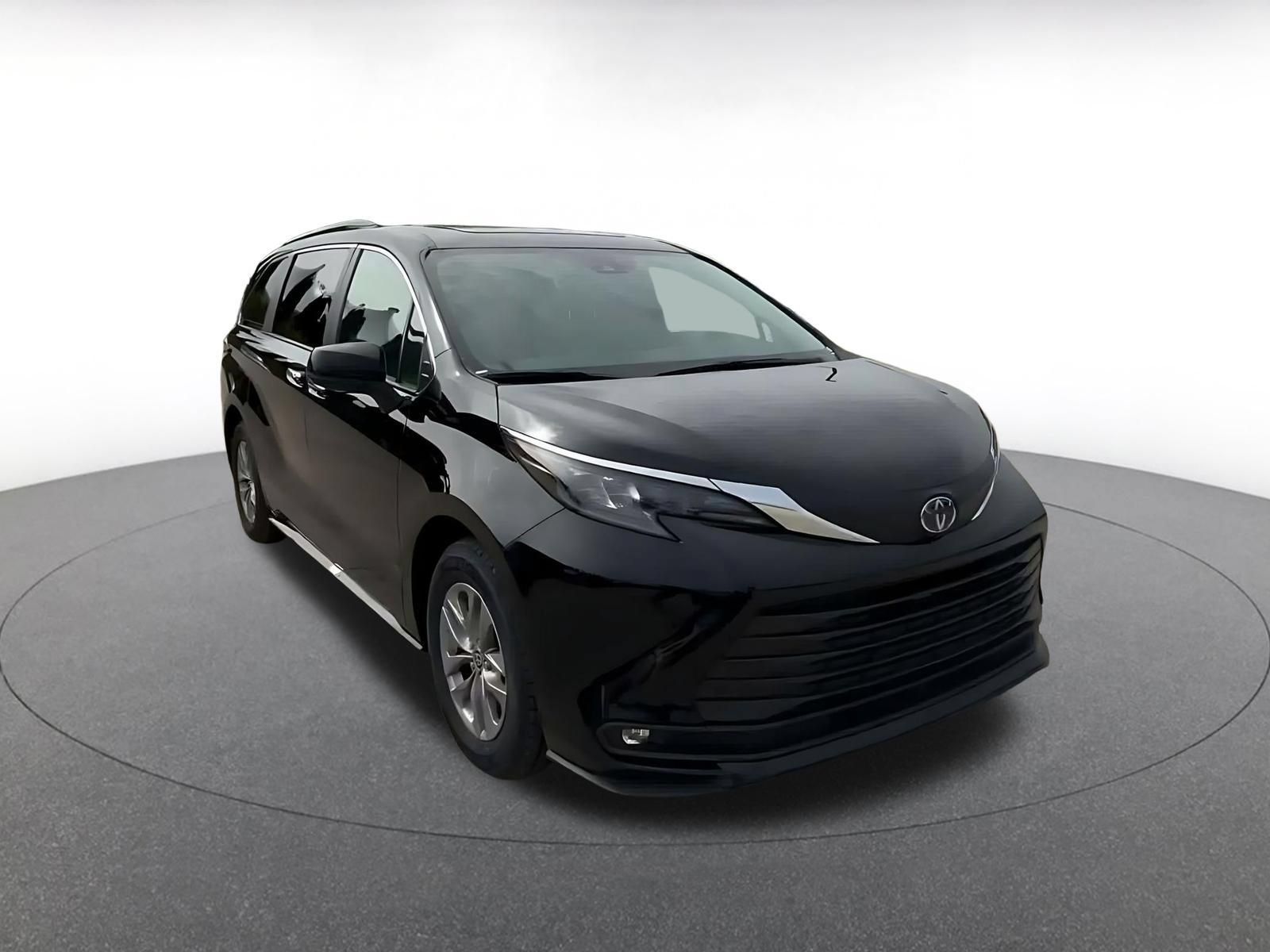 Used 2025 Toyota Sienna XLE FWD image 3