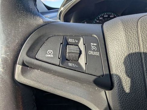 Used 2022 Chevrolet Trax LT w/ LT Convenience Package image 19