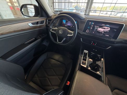 Used 2025 Volkswagen Atlas SE image 42