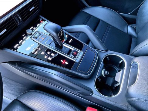 Used 2020 Porsche Cayenne E-Hybrid image 16