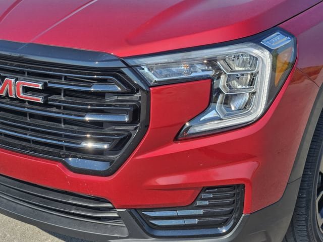 Used 2024 GMC Terrain SLE w/ Driver Convenience Package FWD image 9