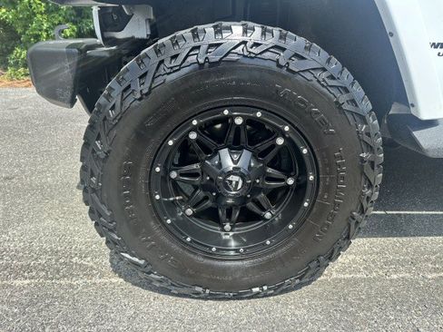Used 2017 Jeep Wrangler Unlimited Sahara w/ Connectivity Group AWD/4WD image 8