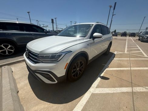 Used 2023 Volkswagen Tiguan SE FWD image 2