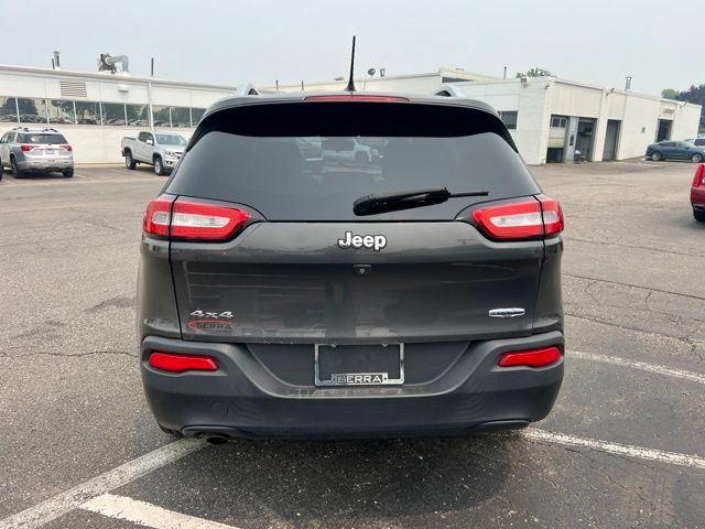 Used 2016 Jeep Cherokee Latitude w/ Cold Weather Group AWD/4WD image 5