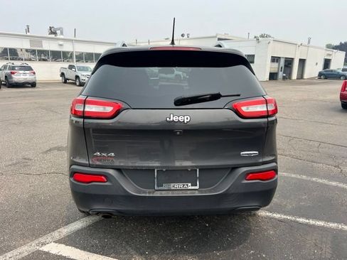 Used 2016 Jeep Cherokee Latitude w/ Cold Weather Group AWD/4WD image 5