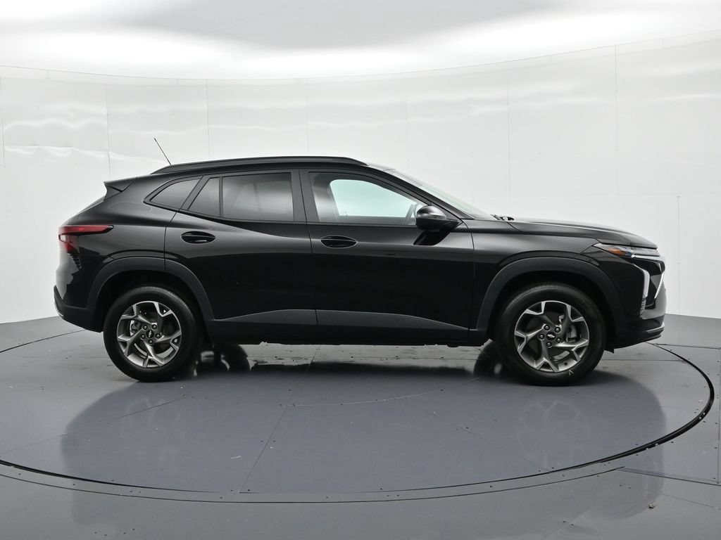 Used 2025 Chevrolet Trax LT FWD image 5