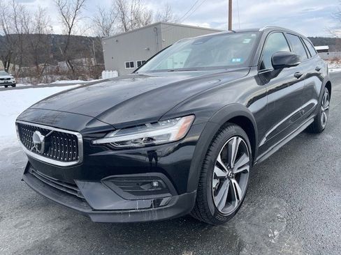 Used 2025 Volvo V60 B5 Cross Country Plus image 1