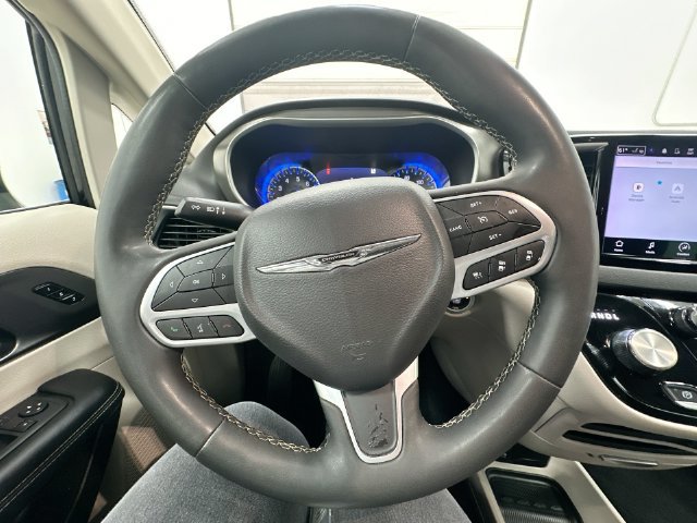 Used 2024 Chrysler Pacifica Touring-L FWD image 13