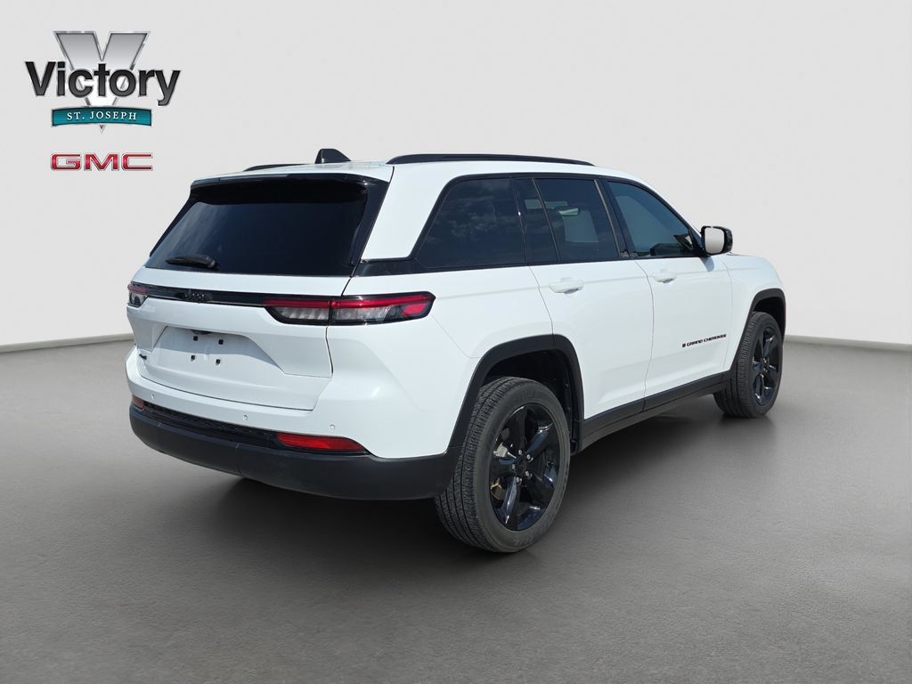 Used 2024 Jeep Grand Cherokee Altitude AWD/4WD image 18