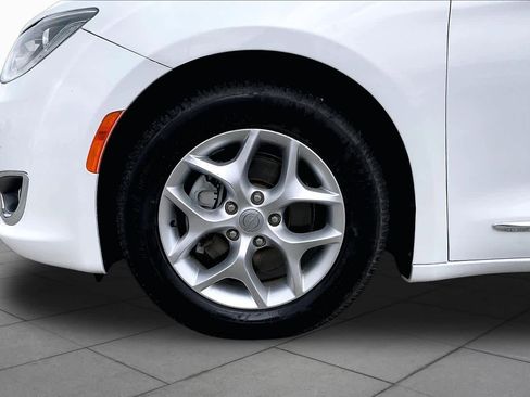 Used 2020 Chrysler Pacifica Touring-L Plus w/ Tire & Wheel Group FWD image 10