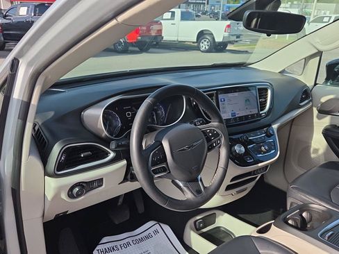 Used 2024 Chrysler Pacifica Touring-L FWD image 10