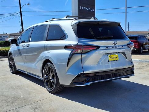 Used 2024 Toyota Sienna XSE w/ XSE Premium Package FWD image 4