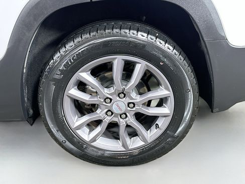 Used 2024 GMC Terrain SLT image 28