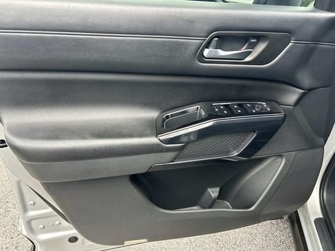 Used 2022 Nissan Pathfinder S AWD/4WD image 16