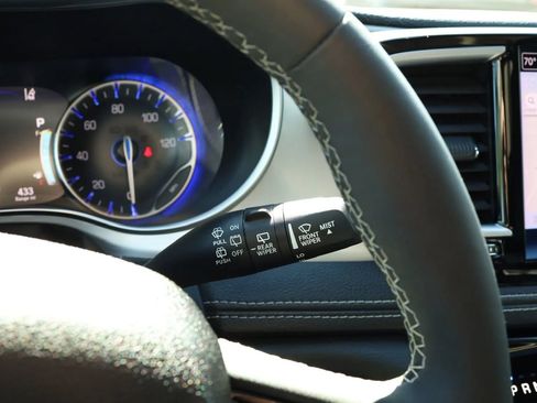 Used 2025 Chrysler Pacifica Limited FWD image 21