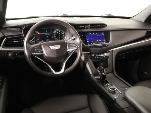 Used 2024 Cadillac XT6 Luxury AWD/4WD image 2