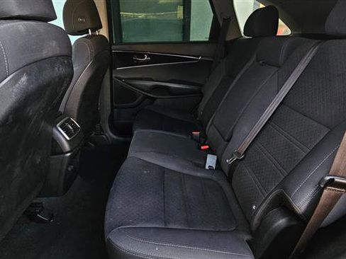 Used 2017 Kia Sorento L image 17