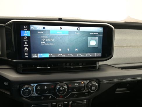 Used 2025 Jeep Wrangler Unlimited Sahara AWD/4WD image 20