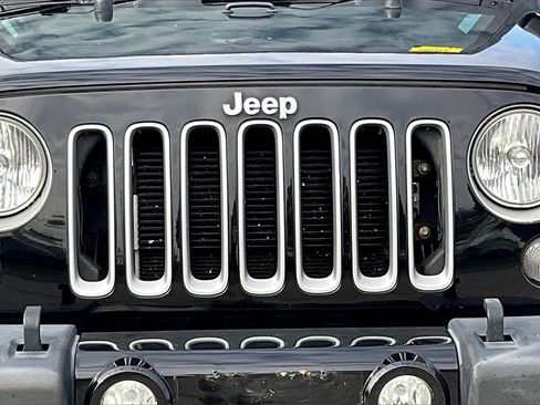 Used 2017 Jeep Wrangler Unlimited Sahara image 12