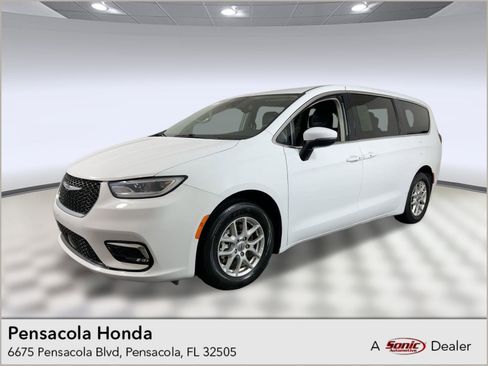 Used 2023 Chrysler Pacifica Touring-L image 1