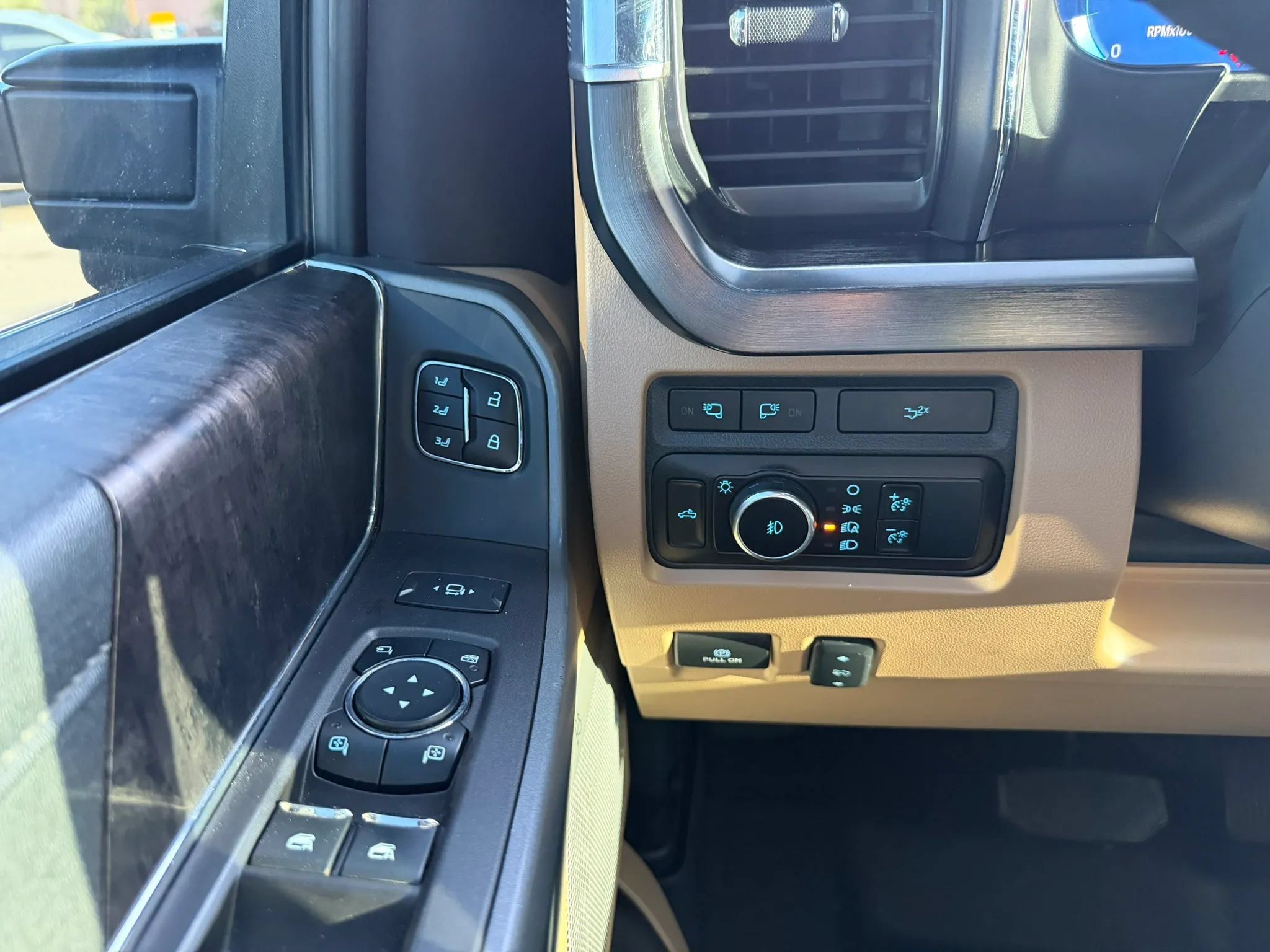 Used 2023 Ford F350 Lariat w/ Lariat Ultimate Package AWD/4WD image 12