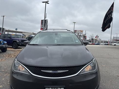 Used 2020 Chrysler Pacifica Touring-L image 16