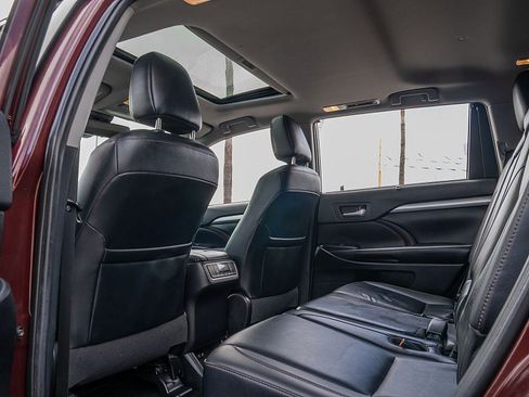 Used 2019 Toyota Highlander XLE image 18