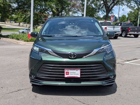 Used 2026 Toyota Sienna XLE FWD image 2