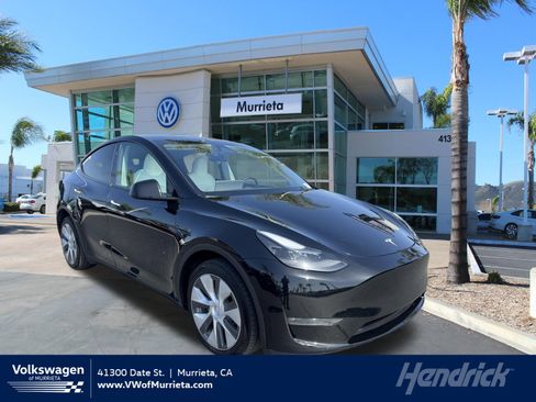 Used 2024 Tesla Model Y Long Range AWD/4WD image 1