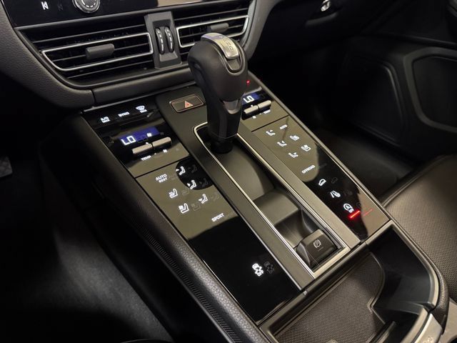 Used 2025 Porsche Macan AWD/4WD image 17