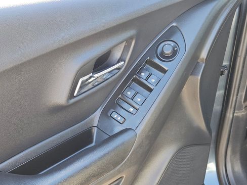 Used 2022 Chevrolet Trax LT w/ LT Convenience Package image 12