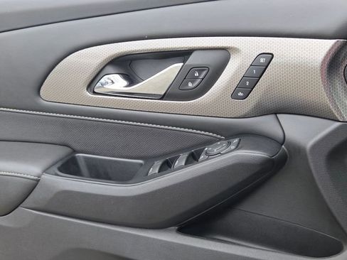 Used 2023 Chevrolet Traverse Premier FWD image 27