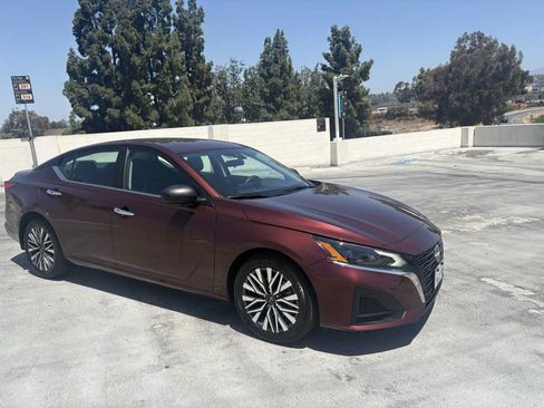 Used 2025 Nissan Altima 2.5 SV FWD image 32
