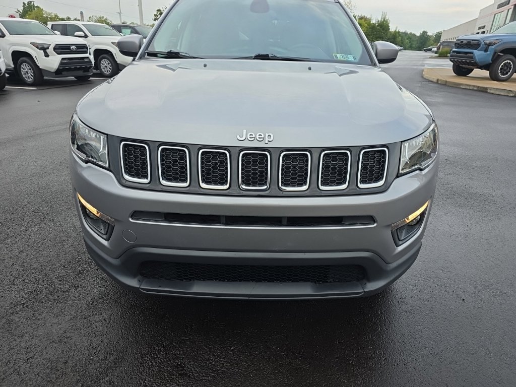 Used 2018 Jeep Compass Latitude w/ Cold Weather Group AWD/4WD image 2
