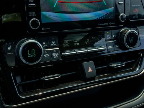 Used 2020 Toyota Highlander XLE FWD image 26