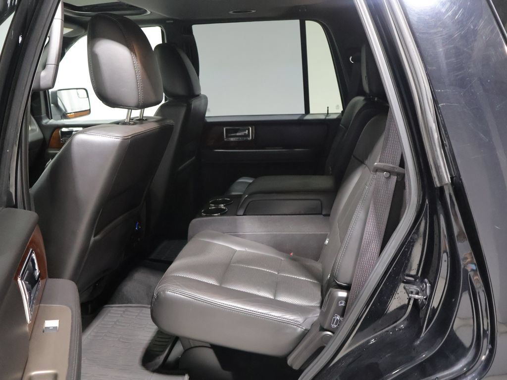 Used 2012 Lincoln Navigator 4WD image 19