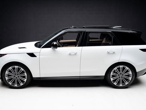Used 2024 Land Rover Range Rover Sport SE image 16