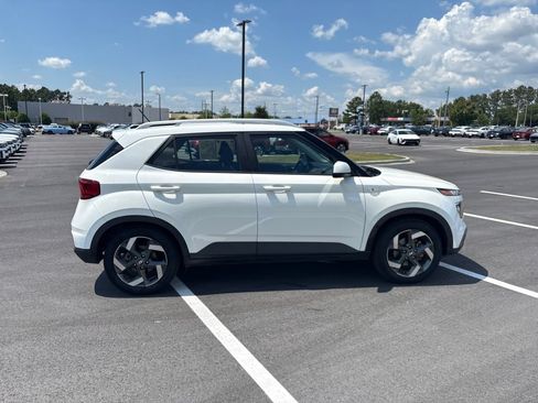 Used 2023 Hyundai Venue SEL FWD image 29