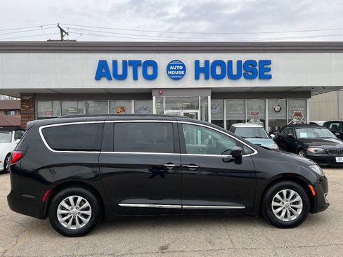 Used 2017 Chrysler Pacifica Touring-L image 9