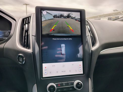 Used 2023 Ford Edge ST-Line w/ Class II Trailer Tow Package image 3