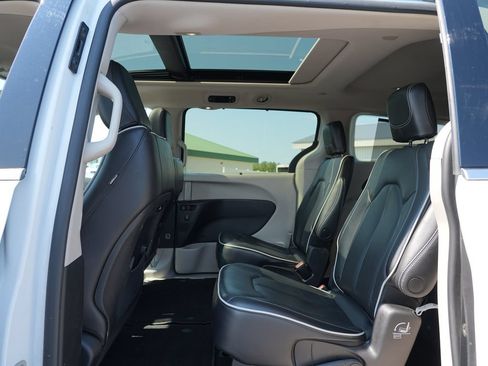 Used 2023 Chrysler Pacifica Limited FWD image 18