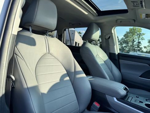 Used 2020 Toyota Highlander XLE AWD/4WD image 13